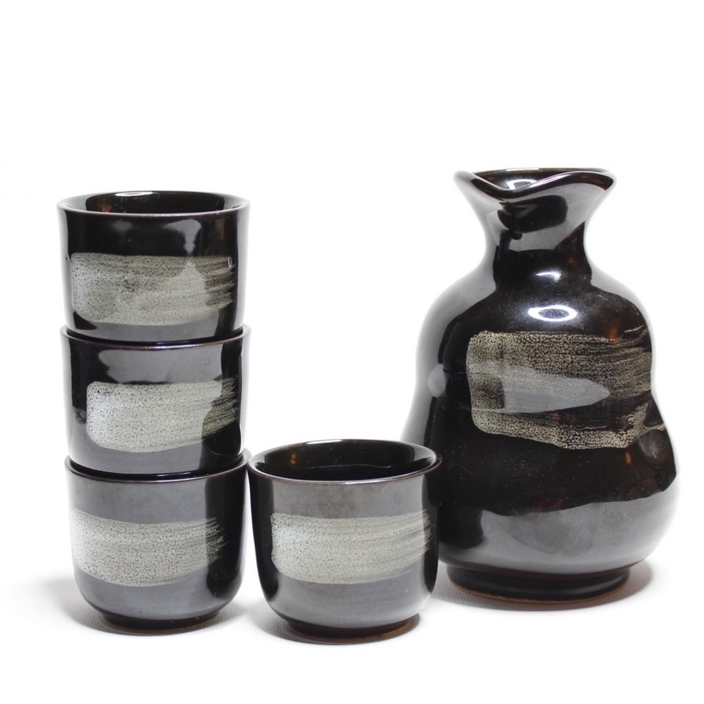 Sake set! One of our favs 🤍🖤